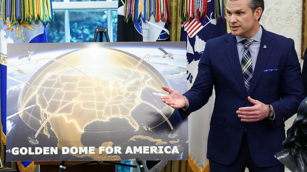 Americký ministr obrany Pete Hegseth na archivním snímku představuje projekt Golden Dome (20. května 2025)