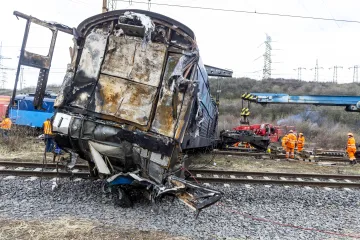 Lokomotivy po srážce vlaků na Teplicku se podařilo oddělit. Teď se hledají černé skříňky