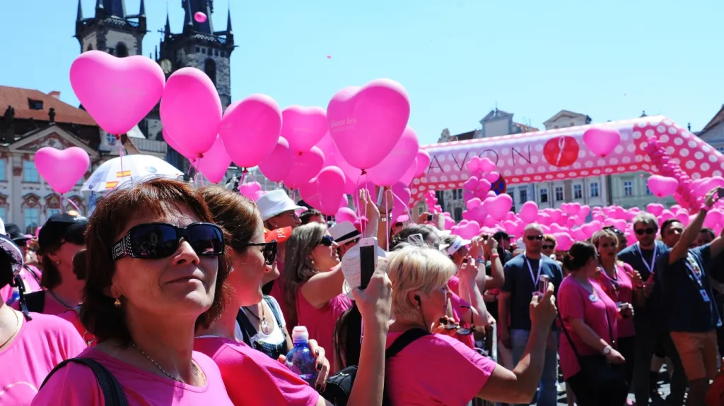 Pochod proti rakovině prsu na Staroměstském náměstí