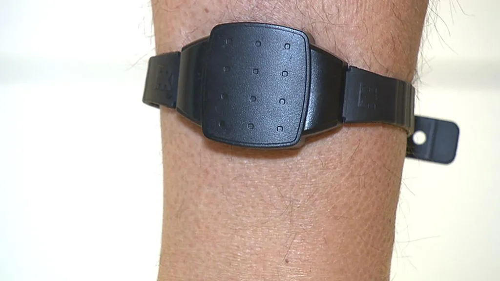 Monitorovací náramek na lýtku