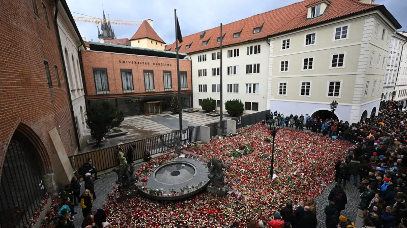 Setkání započalo na pietním místě před Karolinem na Ovocném trhu