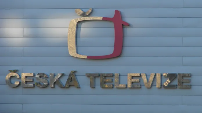 Logo České televize na budově televizního střediska  na Kavčích horách.