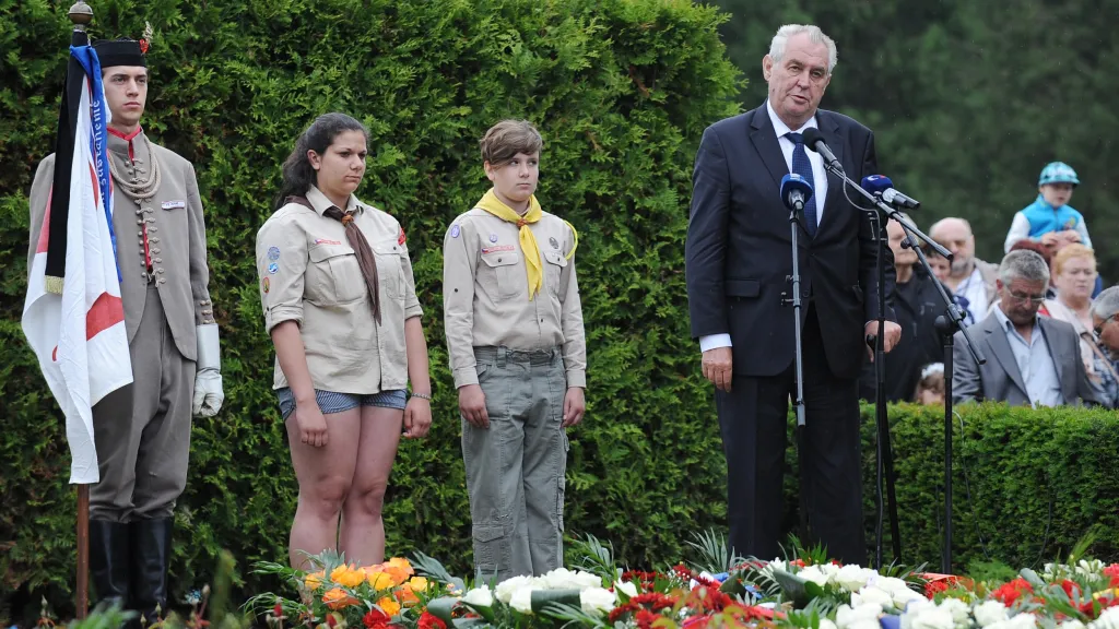 Miloš Zeman na pietě v Lidicích