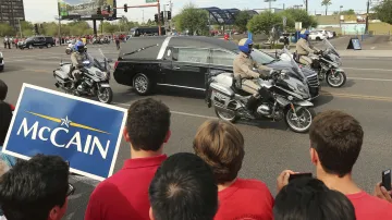 Eskorta doprovází McCaina na poslední cestě