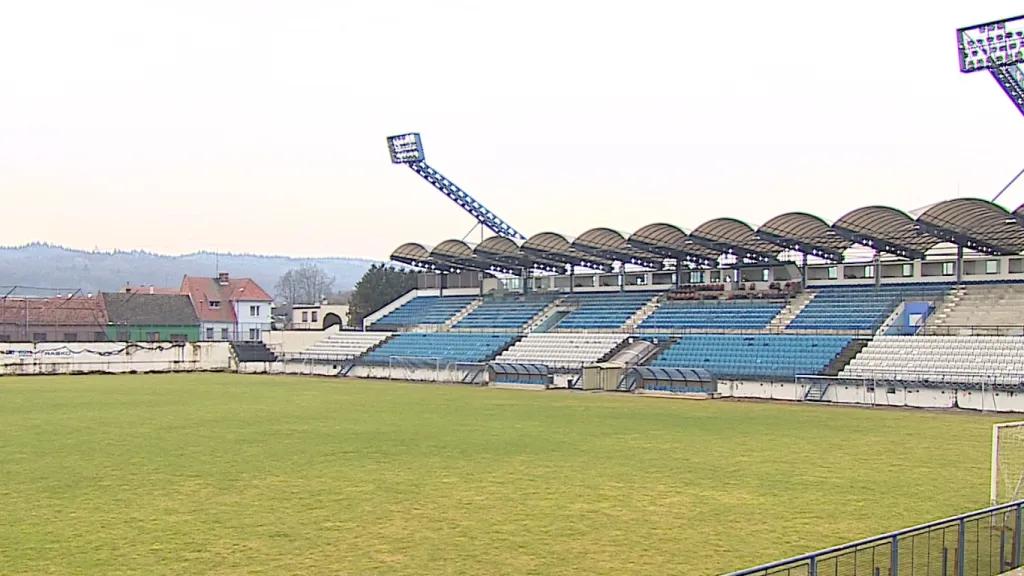 Chátrající stadion v Drnovicích