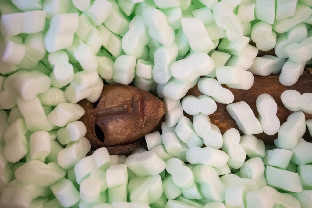 Zaměstnanci Muzea loutkářských kultur v Chrudimi balili exponáty pro velkou reprezentativní výstavu Tajemství dřevěné loutky v korejském Historickém muzeu v Soulu