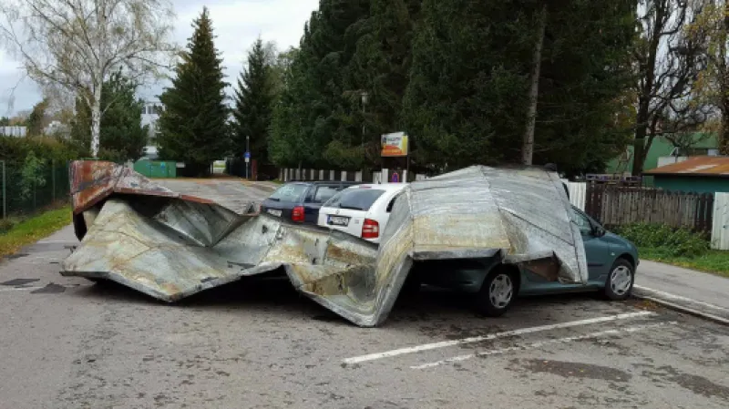 V Jihlavě střecha odletěla na zaparkovaná auta,  Autor: Pavlíček Luboš,  Zdroj: ČTK
