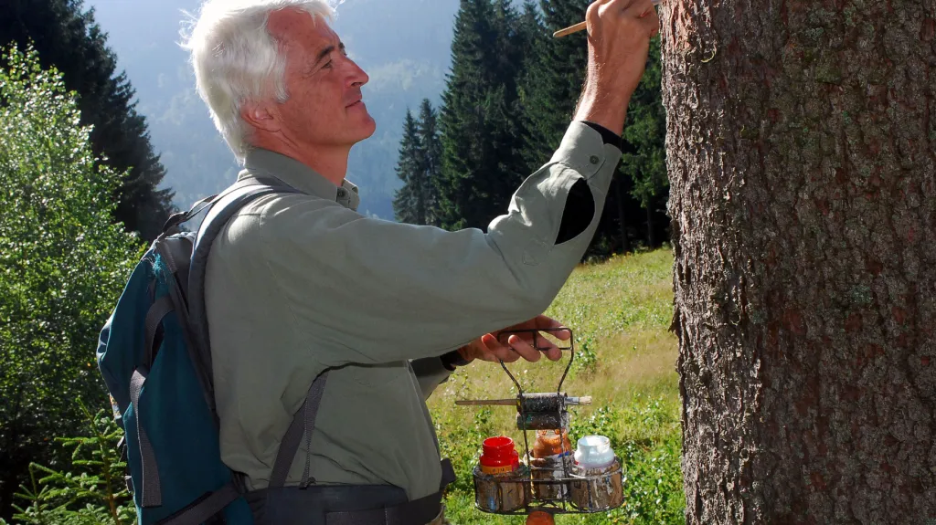 Karel Markvart z KČT při obnově značek na Šumavě (archivní foto z roku 2008)