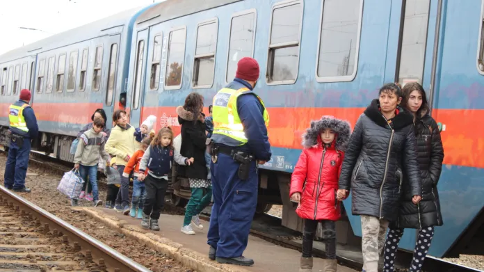 Vlak s uprchlíky z Čopu na maďarském nádraží Zahony