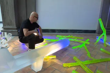 Posvátná geometrie z rukou českého skláře dobyla slavné londýnské muzeum