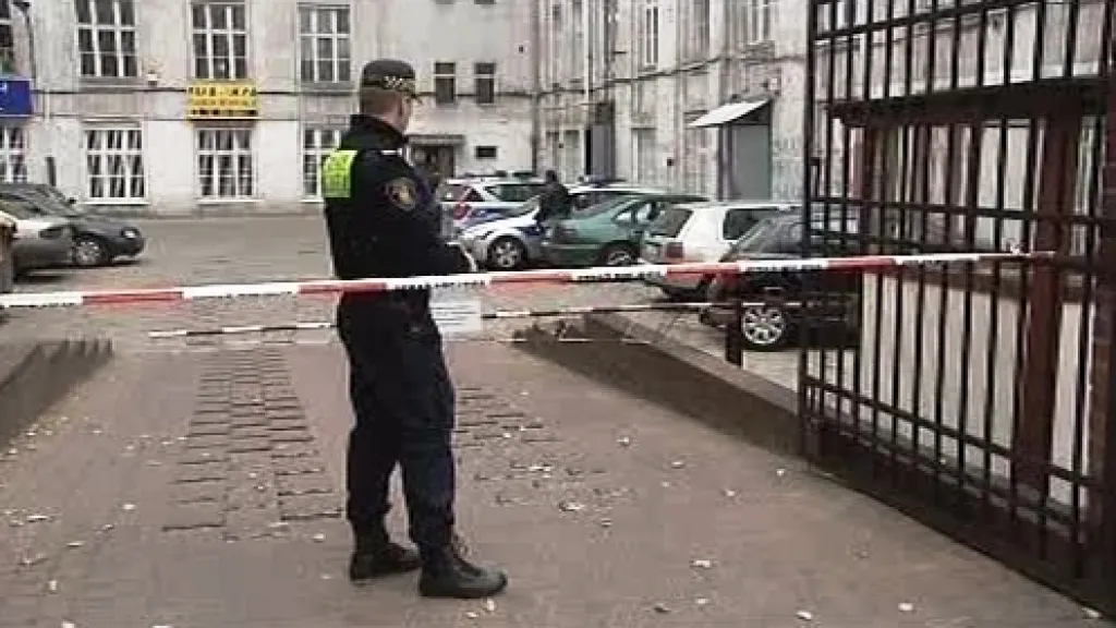 Polský policista před sídlem PiS v Lodži