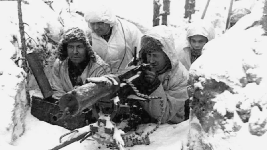 Skupina finských vojáků s kulometem