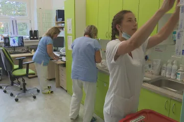 Lidé vozí z dovolených dvakrát tolik nemocí než loni. Vedou střevní infekce