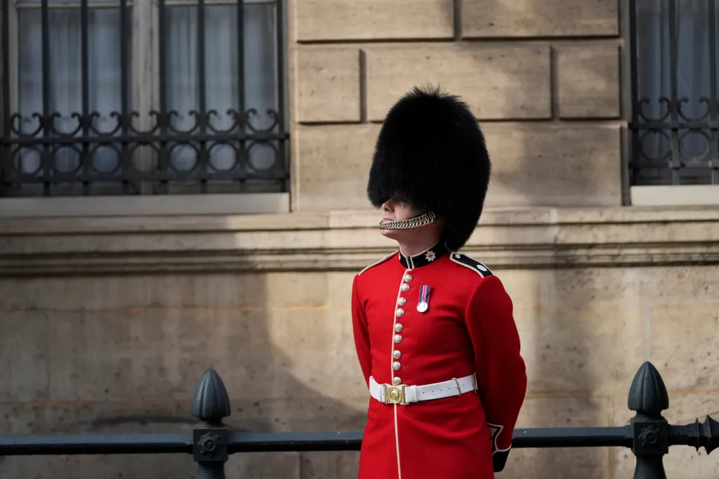 Britský voják stojí před Elysejským palácem