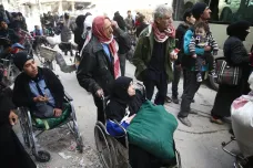 Syrskou východní Ghútu opustilo za měsíc kvůli bojům přes sto tisíc lidí