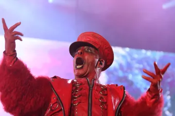 Frontman kapely Rammstein dostal k narozeninám sochu, hned ji ale ukradli