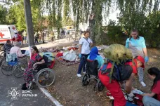 „Lidé obědvali nebo odpočívali.“ V Sumách vyšetřují ruský útok na domov seniorů