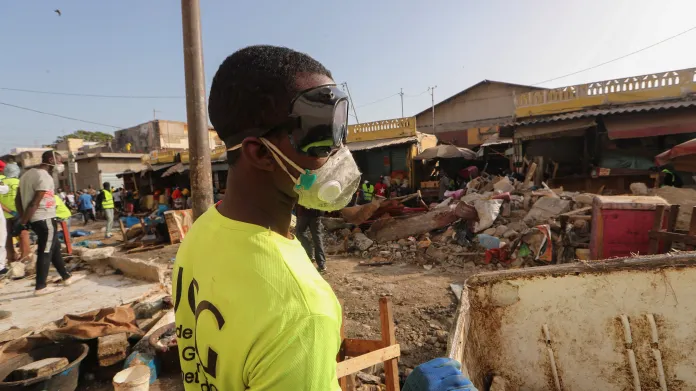 Jeden ze Senegalců čistí ulice v Dakaru