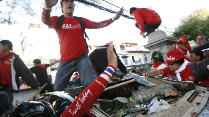 Rabování v ulicích Bangkoku