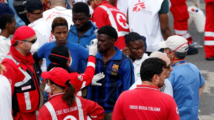 Zdravotníci přijímají migranty z lodi Diciotti