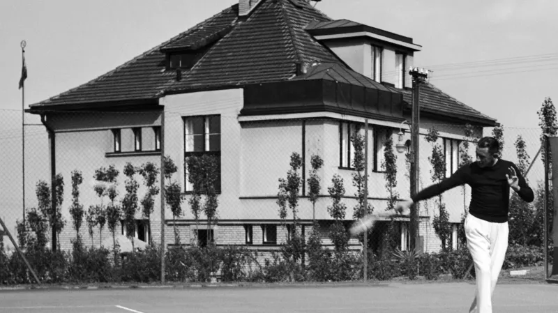 Vlasta Burian na tenisovém kurtu u své vily