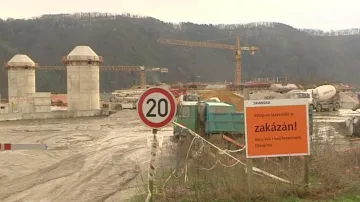 Stavba na břehu Berounky