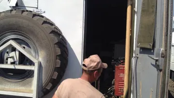 Novináři mohli nahlédnout do kamionů, které vezou pomoc Ukrajině