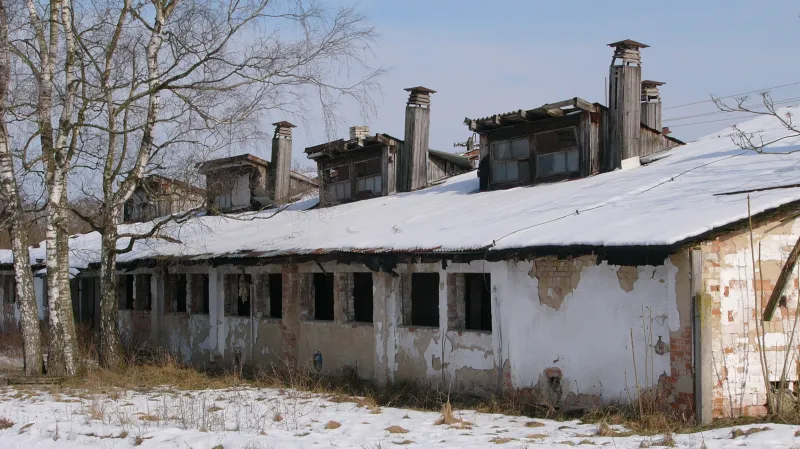 Stav chátrajícího areálu v Bzenci před stavbou