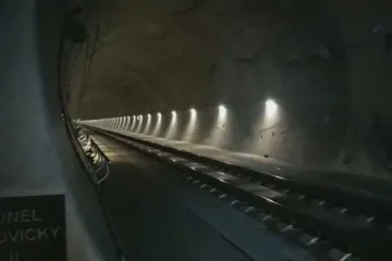 V tunelu u Ejpovic hořel vlak, hasiči evakuovali cestující. Nikdo se vážně nezranil
