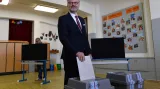 Premiér a předseda ODS Petr Fiala odevzdává hlas v komunálních volbách