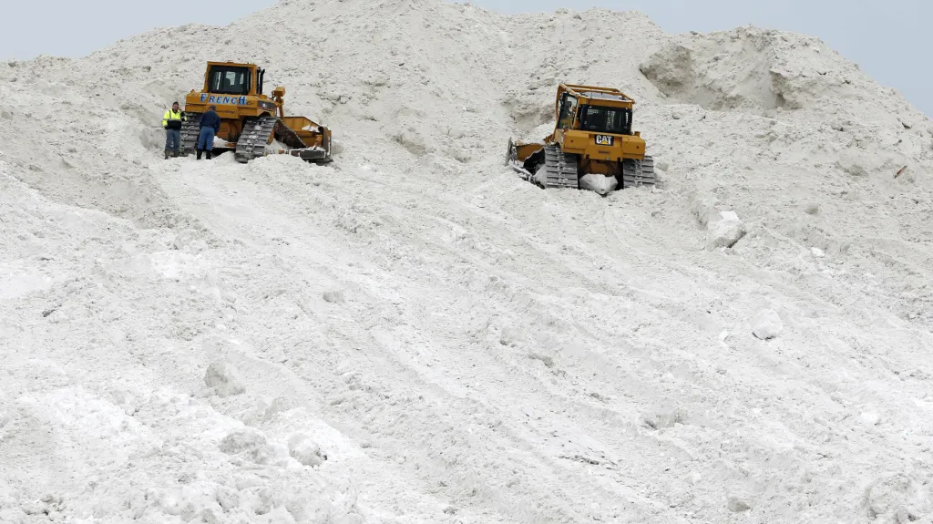 S odklízením sněhu v Bostonu pomáhají i buldozery