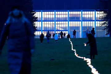 Lidé si ve Zlíně připomínali smrt Jana Palacha. Vznikl dlouhý řetěz ze zapálených svíček 