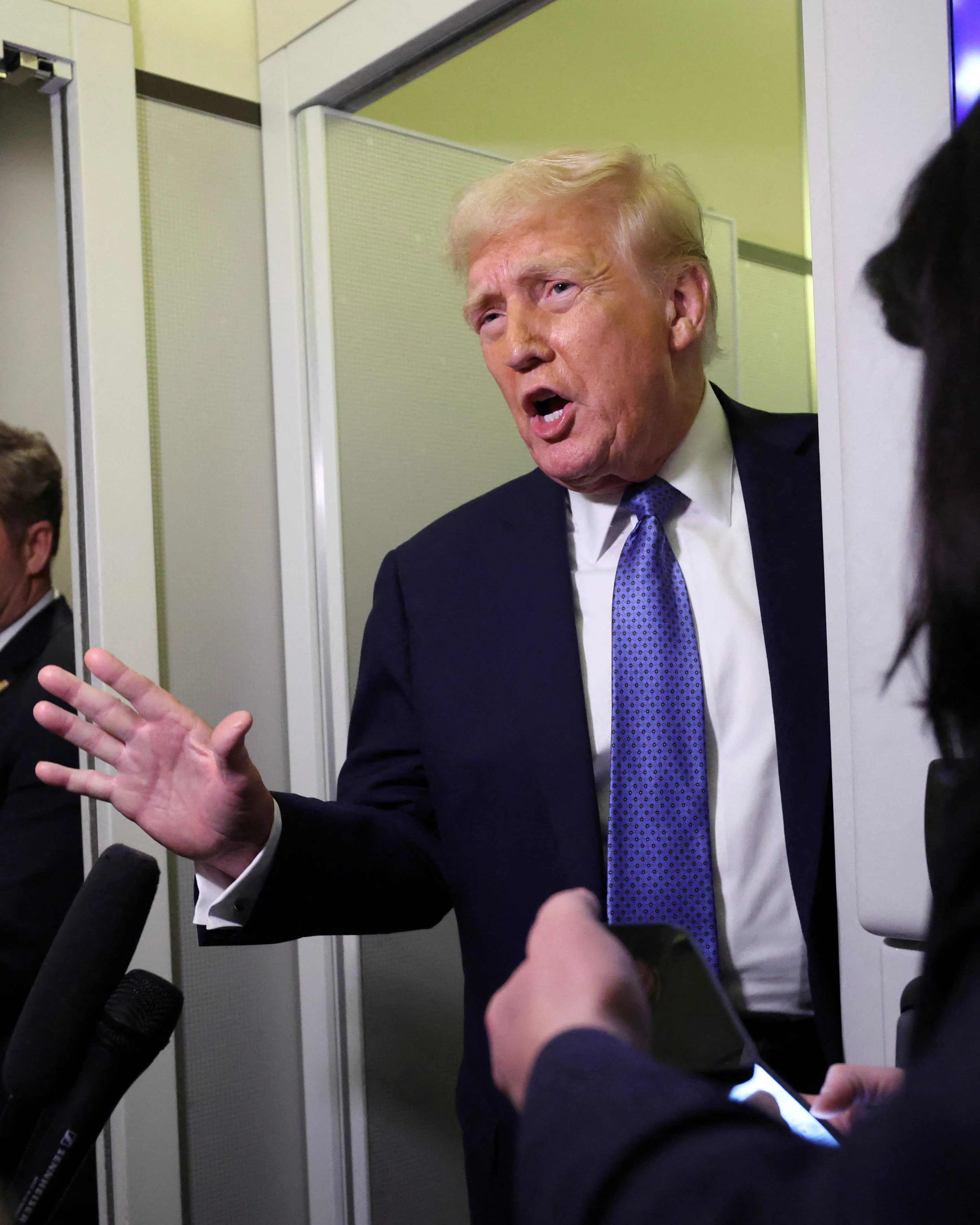 Trump řekl, že v úterý bude mluvit s Putinem