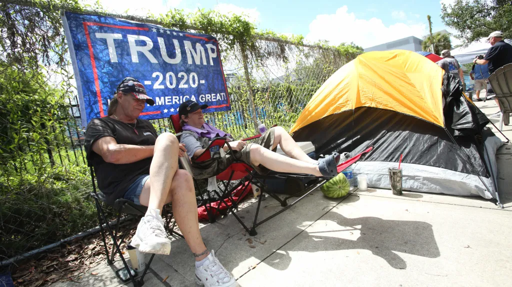 Trumpovi stoupenci stanují před halou v Orlandu