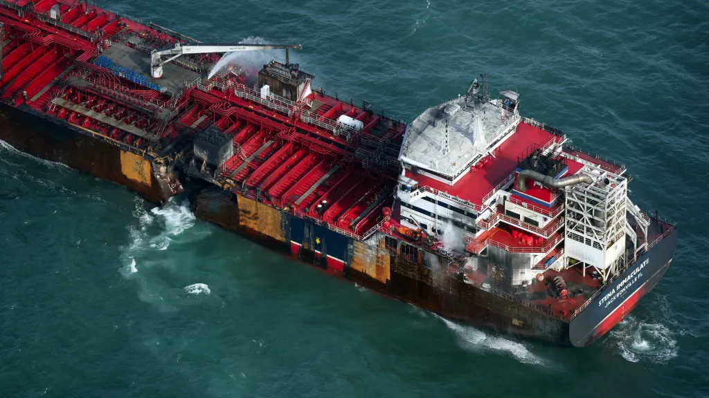 Tanker po srážce s kontejnerovou lodí u břehů východní Anglie