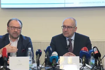 Nepodávejte si přihlášky na střední školy na první nebo poslední chvíli, systém to nemusí ustát, řekl ministr Bek