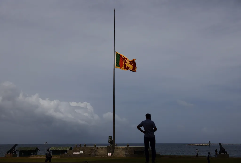 Vlajka na půl žerdi na Srí Lance