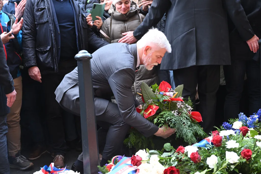Prezident Petr Pavel položil květiny u památníku 17. listopadu na Národní třídě