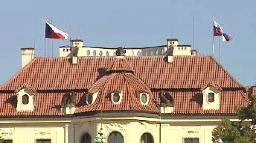 Česká a slovenská vlajka nad Kramářovou vilou