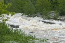 Déšť rozvodnil řeky. Bystřice na Vsetínsku klesá, na prvním stupni jsou i toky v Čechách