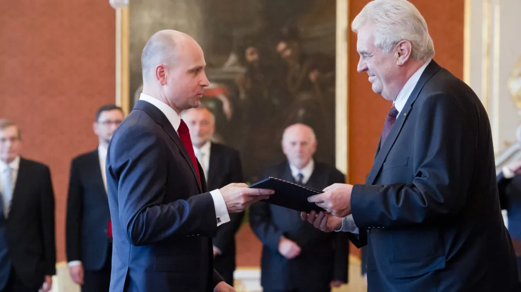 Prezident Miloš Zeman (vpravo) jmenuje Jaromíra Jirsu soudcem Ústavního soudu