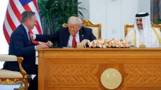 Šéf společnosti Boeing Kelly Ortberg, prezident USA Donald Trump a katarský emír Tamim bin Hamad Sání v Dauhá