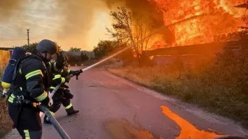Hasiči likvidují požár po ruském dronovém útoku v Kyjevské oblasti