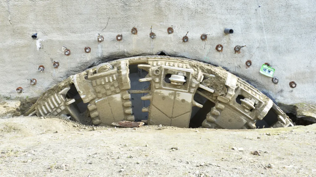 Razicí štít Viktorie vyjíždí z vrchu Chlum