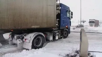 Se sněhem mají problémy kamiony