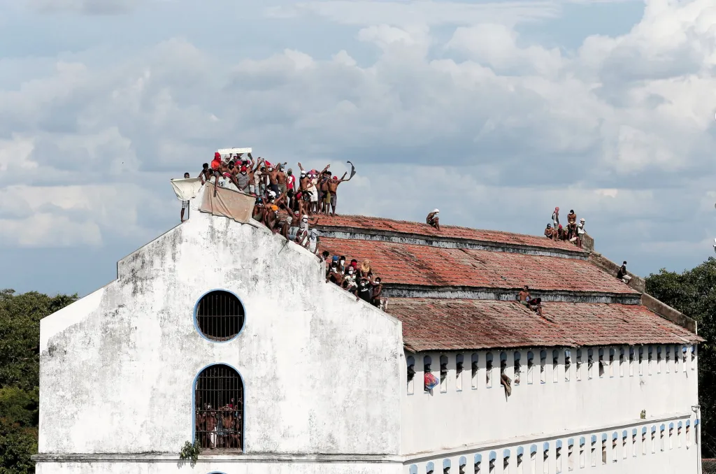 Lidé na střeše budovy jsou vězni z nápravného zařízení v Kolombu na Srí Lance. Protestující vězni požadují propuštění na kauci poté, co se v zemi zvýšil počet nakažených novým koronavirem ve věznicích