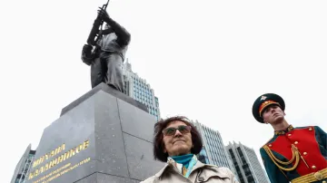 Dcera Michaila Kalašnikova Jelena na slavnostním odhalení památníku