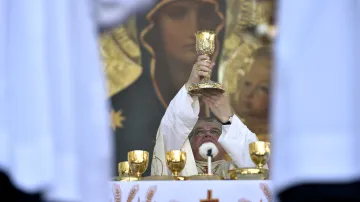 Kardinál Dominik Duka celebruje slavnostní bohoslužbu na Velehradě