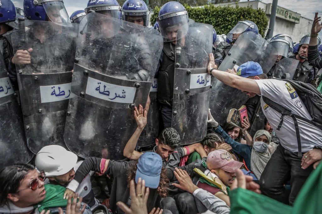 Vítězná fotografie SPOT NEWS –⁠ SINGLES: Clash with the Police During an Anti- Government Demonstration (Střet s policií během protivládní demonstrace)