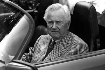 Ferdinand  „Ferry“ Porsche vybudoval úspěšnou firmu. A jeho syn pro ni z Porsche 911 vytvořil „srdce“